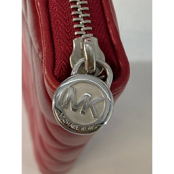 MICHAEL KORS, LARGE RED LEATHER QUILTED ZIP AROUND WALELT - Picture 5 of 16